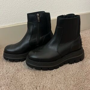 Women’s Aquatalia Skyler Water-Resistant Lug Sole Platform Boot (Women) size 7